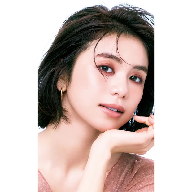 アイ×リップの新法則。 レディな“深み赤茶EYE”にベストマッチなリップ…