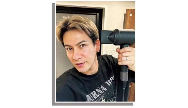 ダイソンのドライヤーを使用するJOYさん