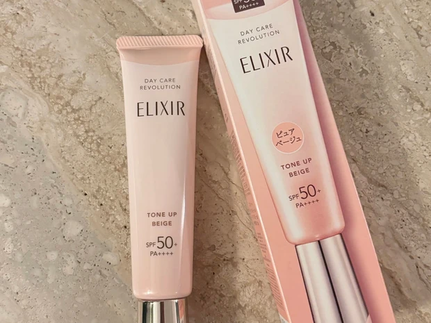 【エリクシール】人気トーンアップUV乳液の新色「ピュアベージュ」をスウォッチ！ これ1本で明るくハリに満ちた印象に