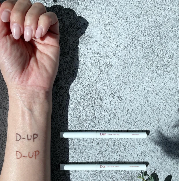 スルスル描き心地最高♪ふわとろ質感
D-UP／ディーアップ『エアクリームペンシル』✨
春メイクにピッタリ！ブラウンカラー２色ご紹介✨

_3_2