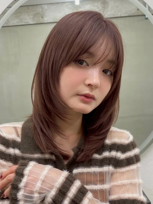 髪型　ミディアムレイヤー　ミディアムヘア　小顔ヘア　スタイリング