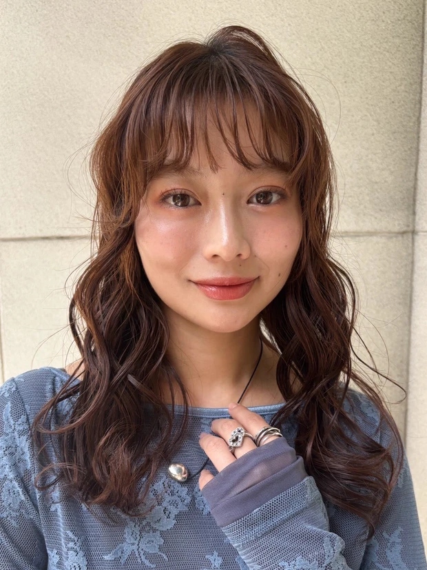 髪型　ミディアムレイヤー　ミディアムヘア　前髪あり　パーマ　正面