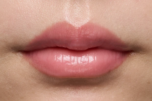 プチプラリップ　ブルベ夏　キス リップアロー グロウ 04 スウォッチ