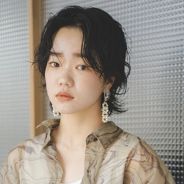 伸ばしかけ　髪型　ショート　ニュアンスパーマのマッシュウルフ