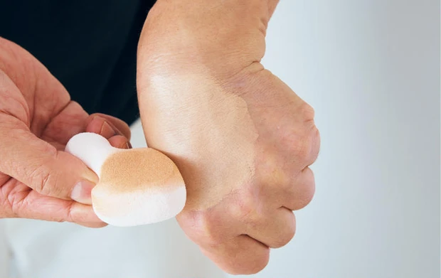 余ったファンデーションを「シフォンタッチスポンジN ダイヤ型」に取る