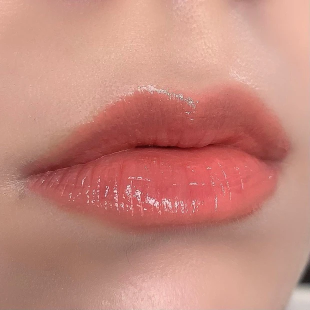 【おすすめ粘膜リップ⑦】 イヴ・サンローラン ボーテ（YSL）「ルージュ ヴォリュプテ シャイン」 人気色「No.15 コライユスポンティニー」　仕上がり　着画像