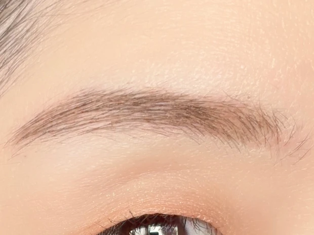 【デジャヴュ】小田切ヒロさんも愛用！「シアーカラーブロウ」全色レビュー｜自眉になじむ仕上がりを徹底比較_10_1