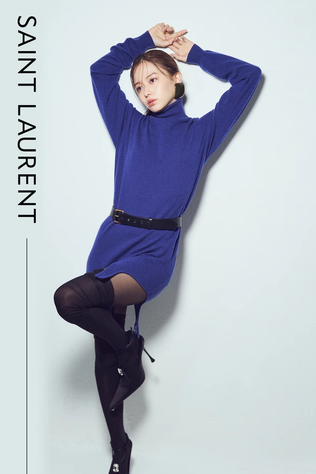 彩度低めなブラウンのリップバームで旬な艶唇に。山本舞香さんが【YSL】のボディコンシャスなニットで大人レディに