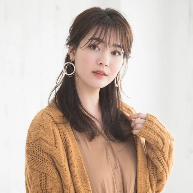 ユニクロのワンピース×ねじりハーフアップで、大人のロマンティックスタイル…