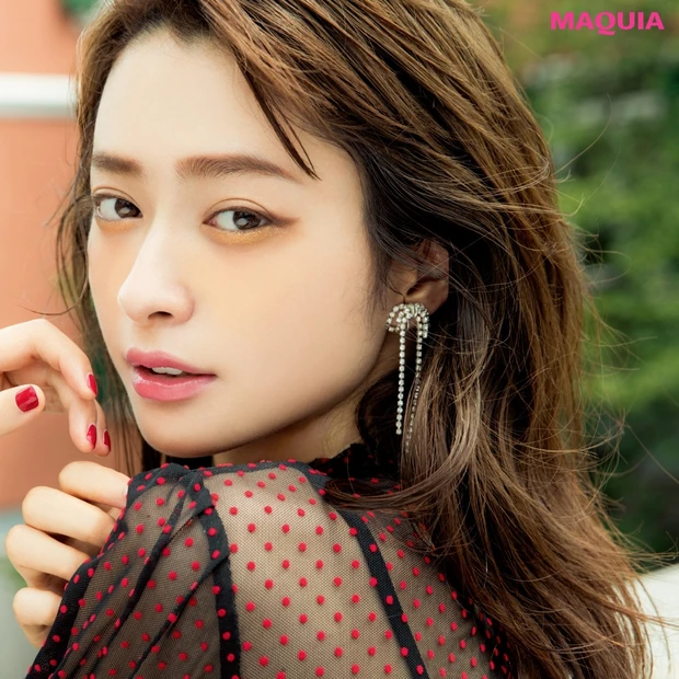 イガリシノブさんが伝授！ 大人ゴールドのカジュアル使いで街映え美人顔に