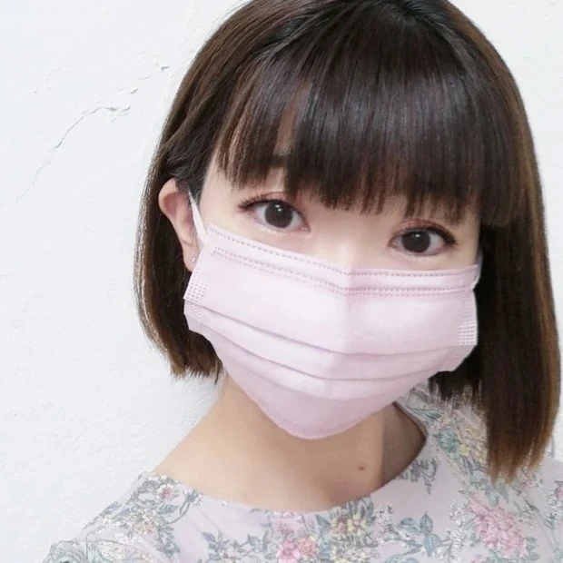 血色カラー不織布マスクで血色感アップ_やわらかマスク ライラックアッシュの着用写真