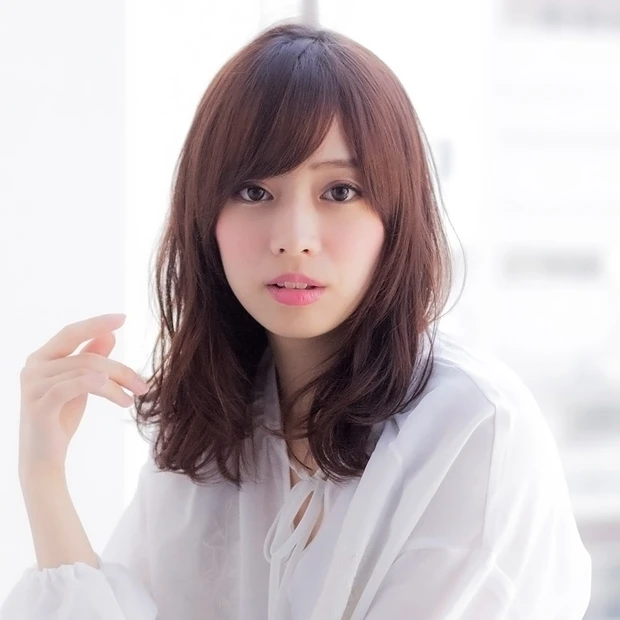 ナチュラルな上質さが嬉しい、大人ガールのほつれウェーブミディアム