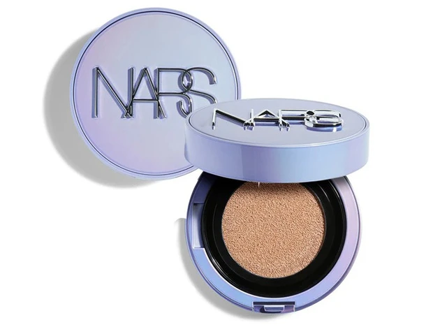 NARSのクリスマスコフレ コズミック ライトリフレクティング セラムクッションファンデーション ケース