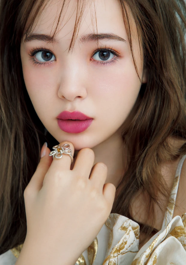 抜け感があるのに印象的、幸せ満ちる多幸感メイク