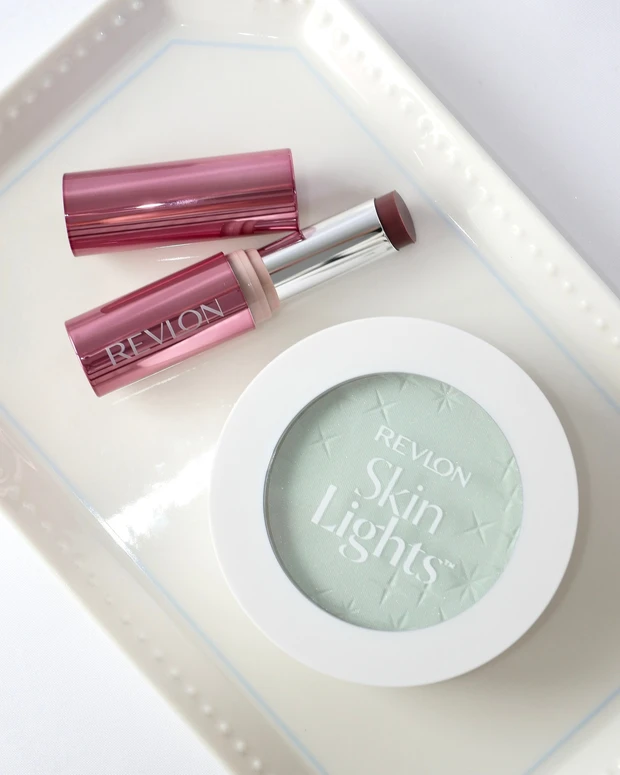 レブロン 「スキンライト プレスト パウダー N」限定色、「スーパー ラストラス デューイ シャイン リップスティック」新色