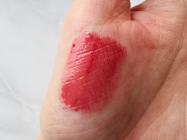 KATE のリップモンスター ツヤバースのスウォッチ(G04 スパイダーリリー調香師)