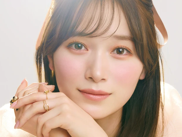 守屋麗奈さん、盛れ肌ベース&眉メイクを全見せ！ 発光ツヤ肌とピンク眉がカギ