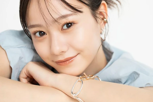 【9位】私立恵比寿中学・仲村悠菜さんがメンバーカラーのミルクティーメイクに挑戦&私物ポーチの中身を大公開【えびちゅう連載】