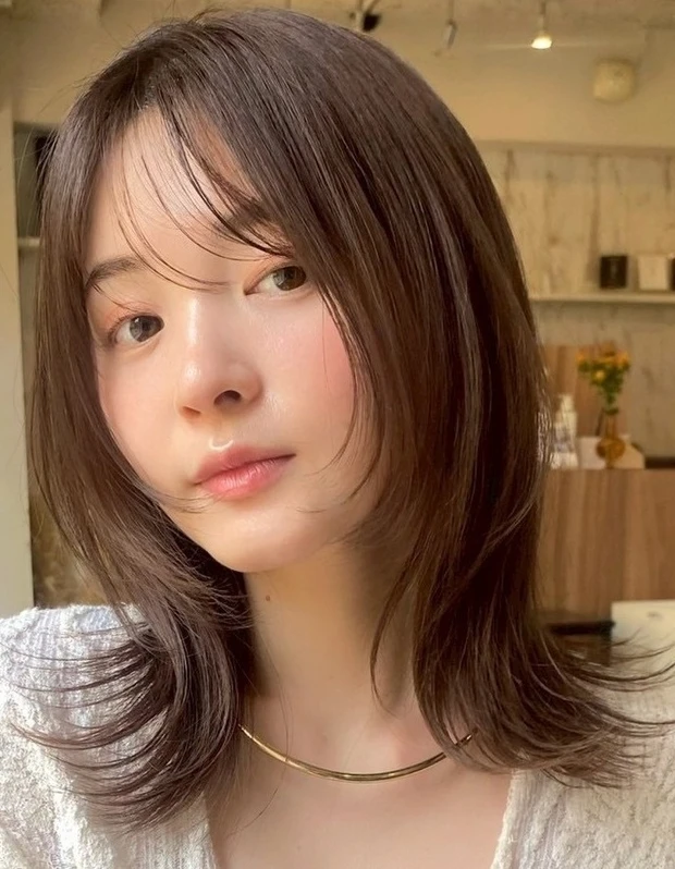 ヘアカタログ　ミディアム　ミディアムヘア　前髪あり　サイド