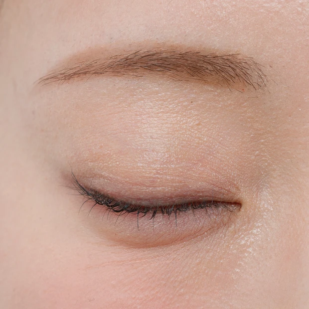 声優石飛恵里花メイク前目元閉じ