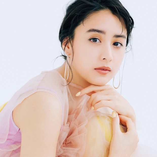 山本美月×AYA。くすみカラフルな春色マジックで端正な洒落顔に変身！