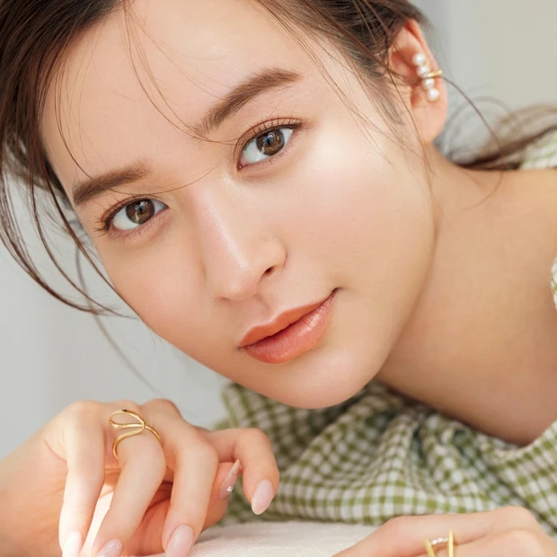 モデル・野崎萌香さんの美肌ストーリー。自信肌を手に入れたスキンケアを公開…