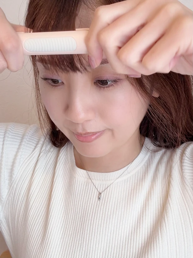 どこでも前髪ミニアイロン／SHOBIDO　使用中