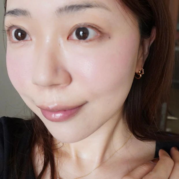 MAQUIA11月号掲載 鈴木えみさんのAIベースメイク、ハイライトのをのせた仕上がり