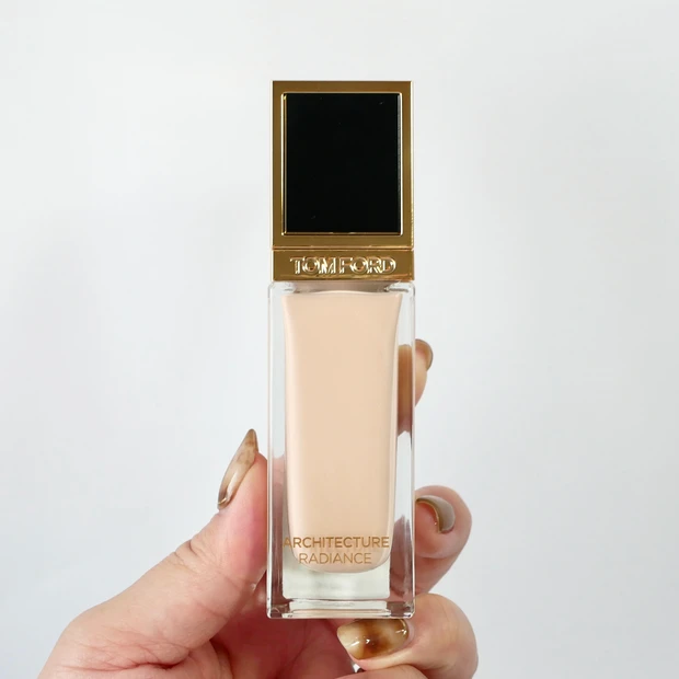 トムフォード ビューティー　アーキテクチャーラディアンスハイドレーティングファンデーション