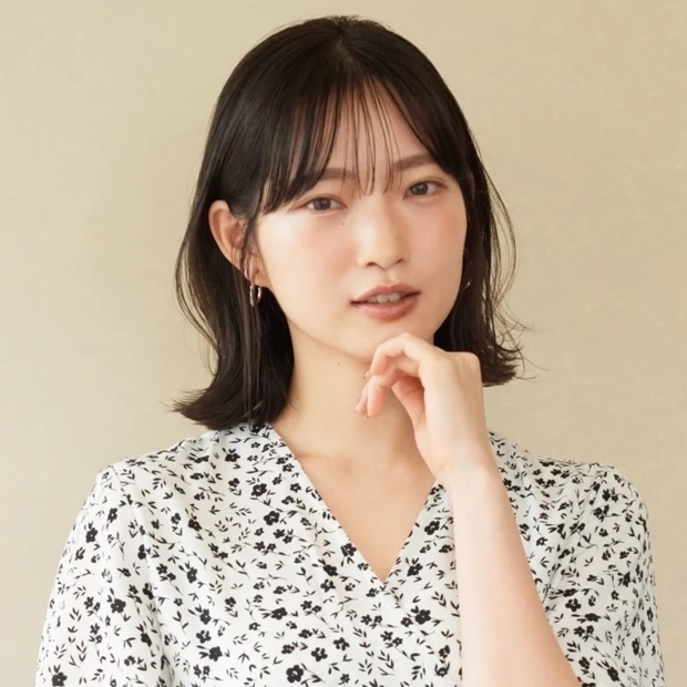 今の髪型のままで小顔を叶えるヘアスタイルを、SNSで話題沸騰中の美容師・小西恭平さんがアドバイス。今回は、丸顔×ボブヘアの徹底小顔ヘアスタイル＆アレンジをお届け。スタイリングの重要ポイントやスタイリング法の解説付きで、デイリーなダウンヘアアレンジと、梅雨の季節にも嬉しい簡単まとめ髪ヘアをご紹介します。おすすめの新作ヘアスタイリング剤もまとめてチェック！