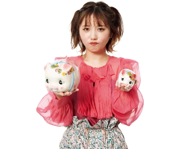 お得イメージ/大小の貯金箱を持つ女性