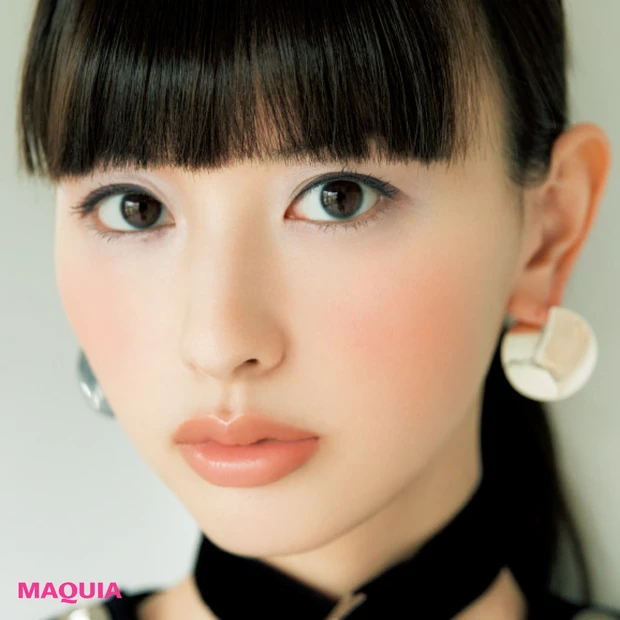 軽やかで知的に。秋ファッションを洗練させるパープルEYE×コーラルLIP…