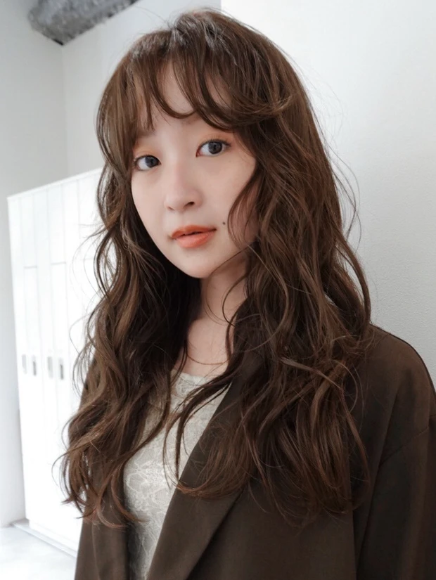 髪型　ロング　ウェーブパーマ　スタイリング簡単　前髪あり　サイド