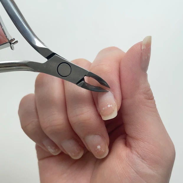 STEP２ 甘皮処理することで栄養を爪元に