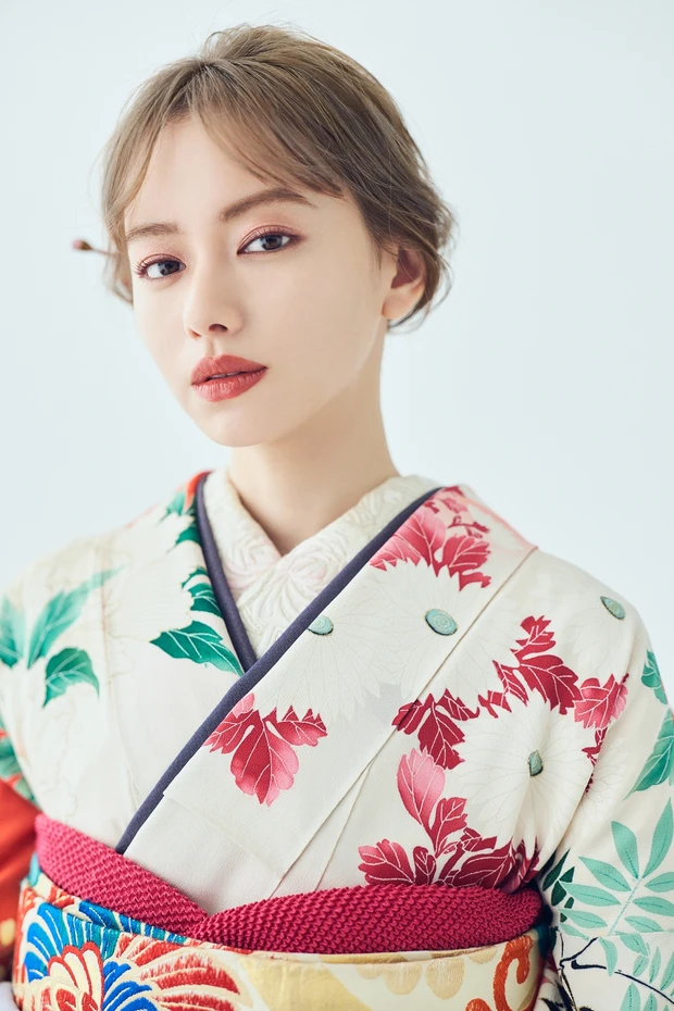 山本舞香さんがアンニュイなまとめ髪でアンティーク柄の着物を色っぽく着こなす【ヘアアレンジやり方動画つき】