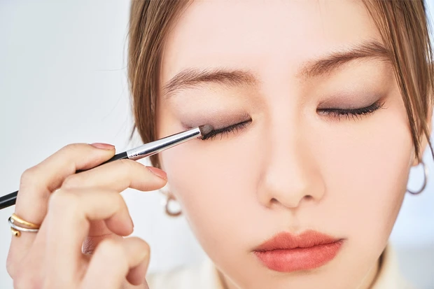 グレーの囲み目メイクに合うファッションは? 山本舞香さんが着こなすクリームイエローのワントーンコーデ_5