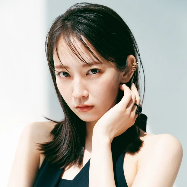 吉岡里帆さんインタビュー。コンプレックスとの向き合い方、心の疲れを癒すも…