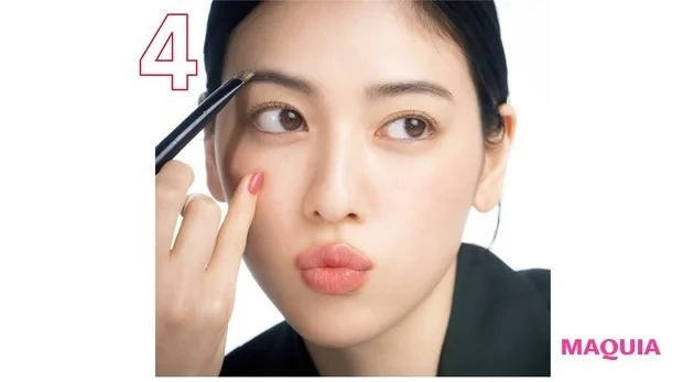 三吉彩花さんの最新ベストメイク_4. 眉頭は描かずに、眉全体の形を整える