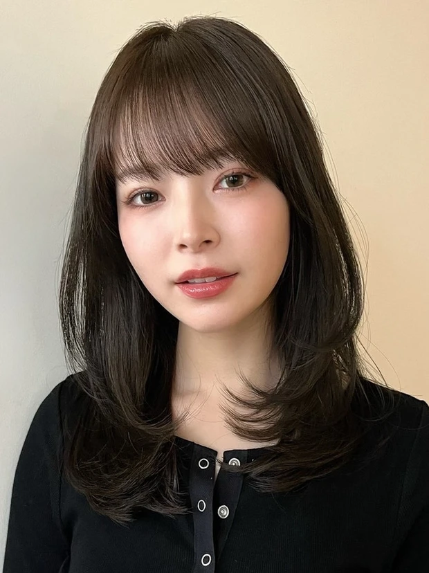 セミロング　ヘア　髪型　ヘアスタイル　前髪あり　暗髪