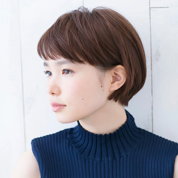 ストレートタッチのショートヘアは、すっきり耳かけでハイソな大人っぽさを演…