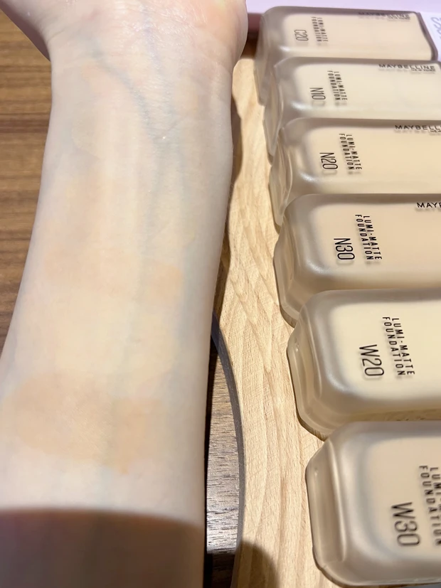 毛穴レスな美しい肌♡
メイベリン新作の
"SPステイ ルミマット リキッド ファンデーション"を全色スウォッチ🌈⭐️
_4