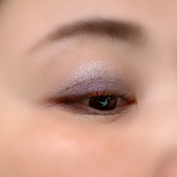 サンク クルール 912 デイリーメイクのまぶた接写。マット寄りの色をメインに使用した上品な仕上がり。