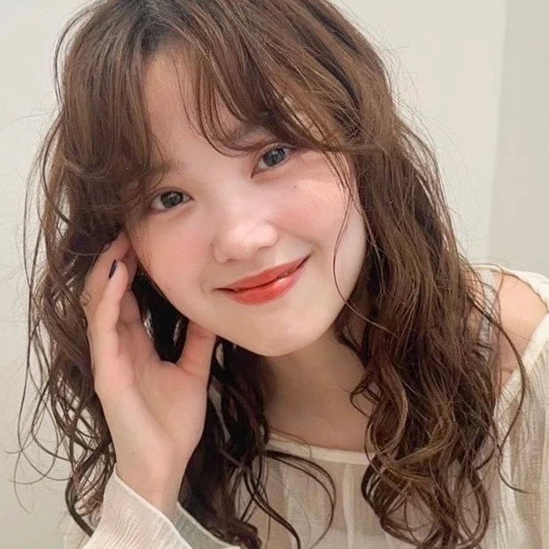 【大人のミディアムヘア】ドライ質感と前髪S字パーマの垢抜けミディアム