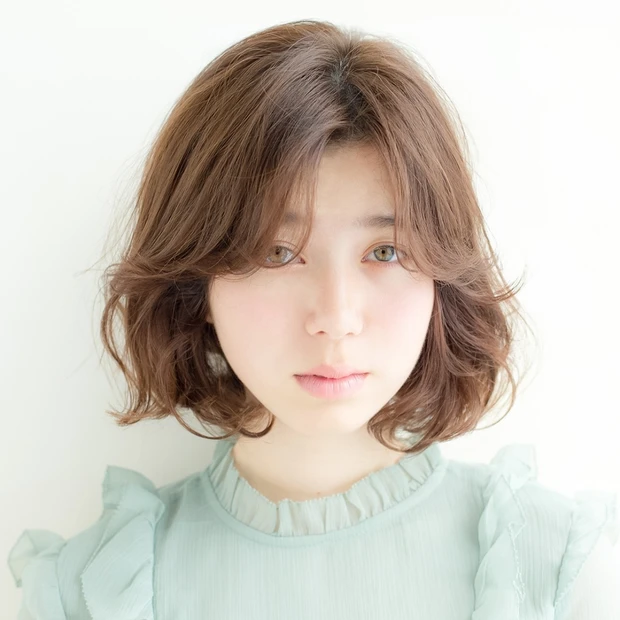 質感ミックス×リバースカールで、ワンランク上のウェーブボブに！