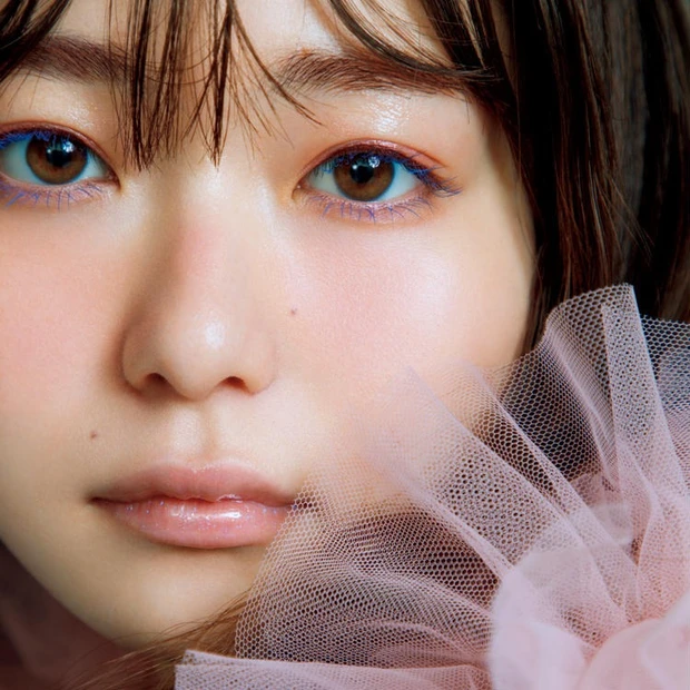 【1位】山田杏奈さんの春メイク。大人のピンク、ドラマティックな赤リップ、2つの表情を披露!