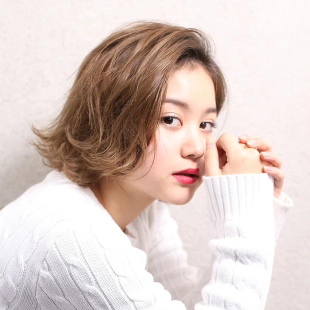 カジュアルなのにクール、ほんのり色気のある大人のハイトーンボブ