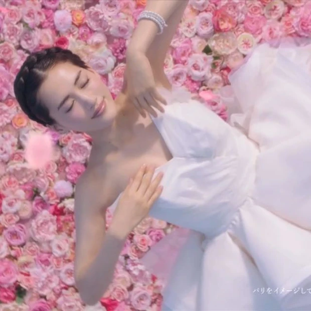 今日から！綾瀬はるかさん花嫁姿のCMがON AIR♡新発売のP&Gレノアオードリュクス ル マリアージュは100本のバラの花束と 花嫁の至福をイメージした香り♡