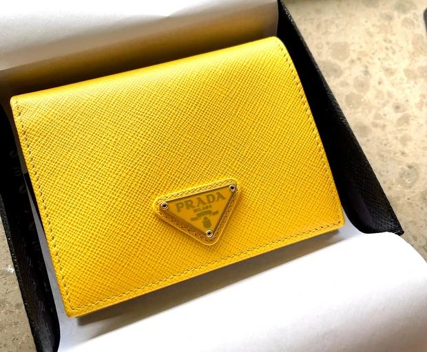 【超レア品】見つけたら買うべし！PRADAのイエロー財布をとうとうゲット☆35歳のバースデー記念_3_1