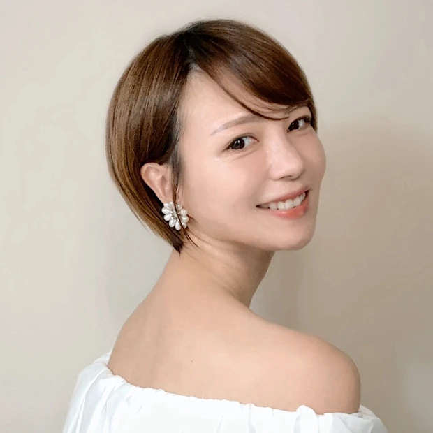 敏感肌なので、日々の素肌のコンディションを確認しながらメイクを楽しんでいます♪絵を描くのが好きなので絵を描く感じで光と影、色を意識してツヤや色を入れるのが好きです。