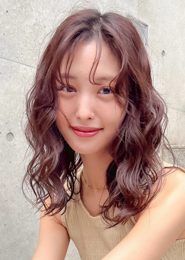 髪型　ミディアム　ミディアムヘア　パーマ　前髪あり　正面